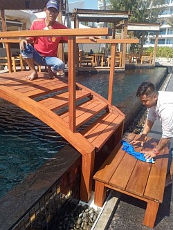 บรรไดไม้จริง